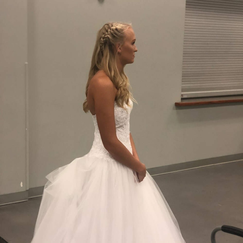 Wedding gown - Picture 2 of 7